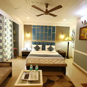 A Family Oppera Near Igi Airport Nowe Delhi